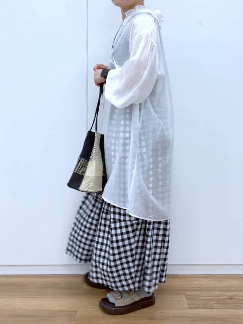 ブラック系のタンクトップ、ベージュ系のサンダル、その他のスカートを着用したレディースの春コーディネートの5枚目の写真