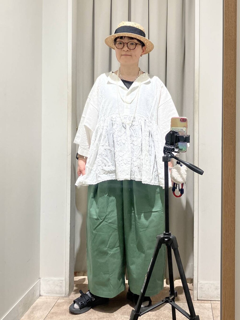 ホワイト系のシャツ/ブラウス、その他のタンクトップ、ホワイト系のネックレスを着用したレディースの春コーディネートの7枚目の写真