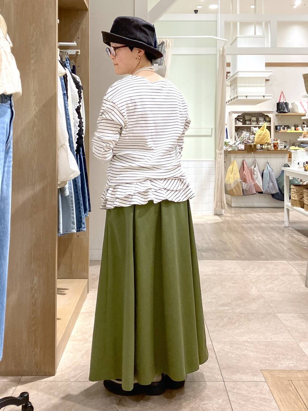 その他のその他シューズ、その他のTシャツ/カットソー、その他のイヤリングを着用したレディースの春コーディネートの3枚目の写真