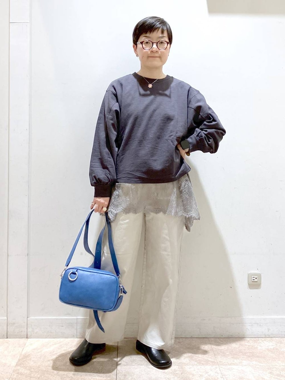 グレー系のその他パンツ、ブルー系のショルダーバッグ、グレー系のTシャツ/カットソーを着用したレディースの春コーディネートの2枚目の写真