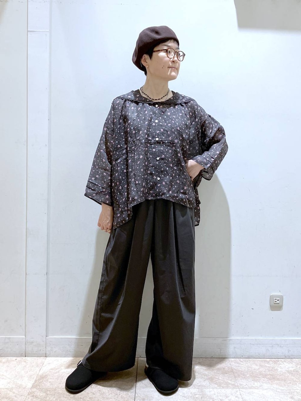 ブラウン系のシャツ/ブラウス、ブラウン系のタンクトップ、ブラック系のその他パンツを着用したレディースの夏コーディネートの3枚目の写真