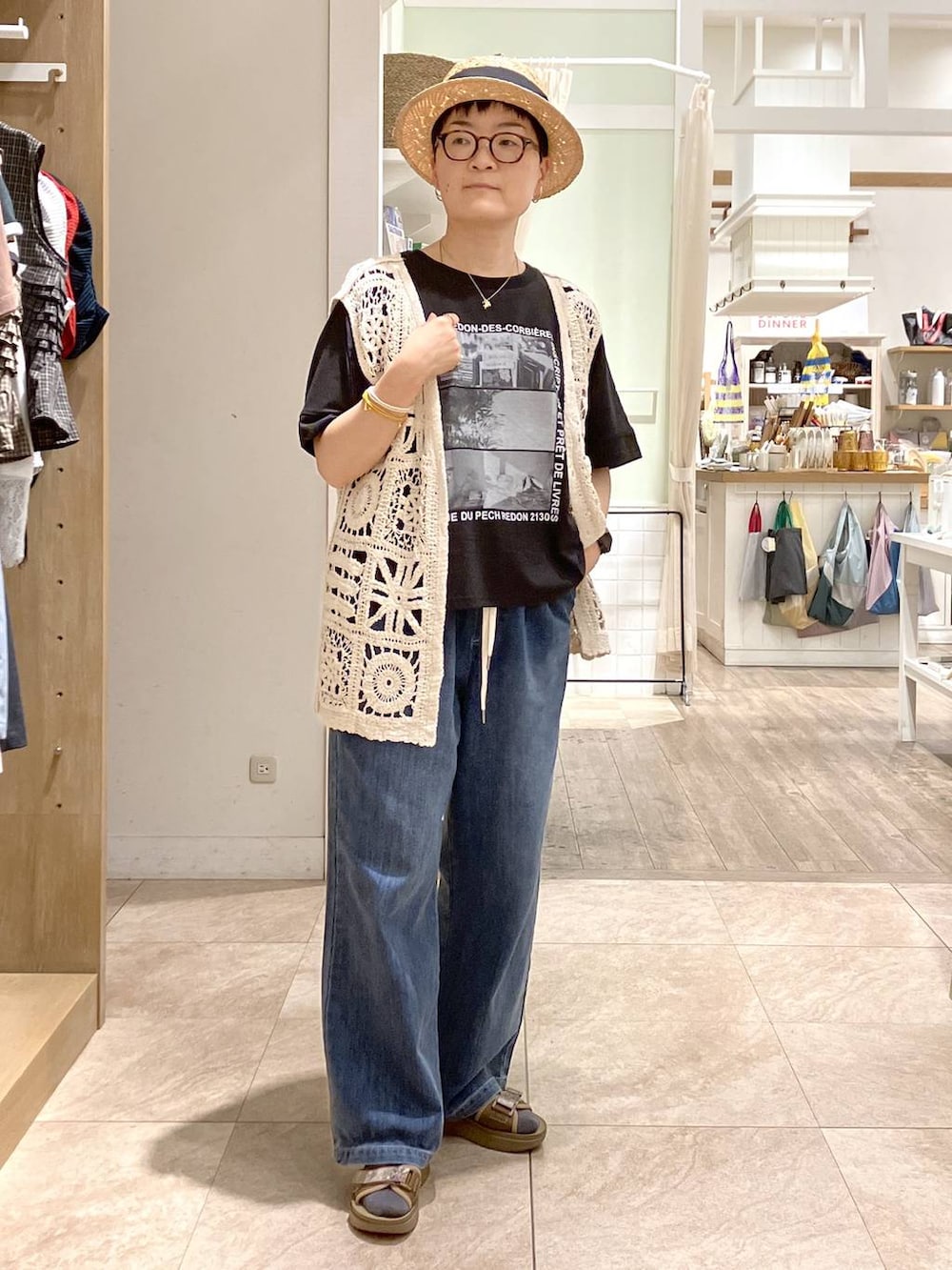 その他のサンダル、ベージュ系のベスト、ブルー系のデニムパンツを着用したレディースの夏コーディネートの7枚目の写真