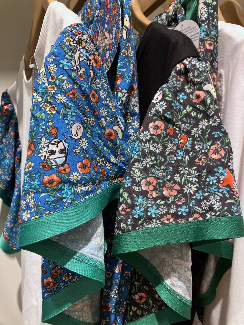 ブラック系のタンクトップ、その他のサンダル、シルバー系のイヤーカフを着用したレディースの夏コーディネートの5枚目の写真