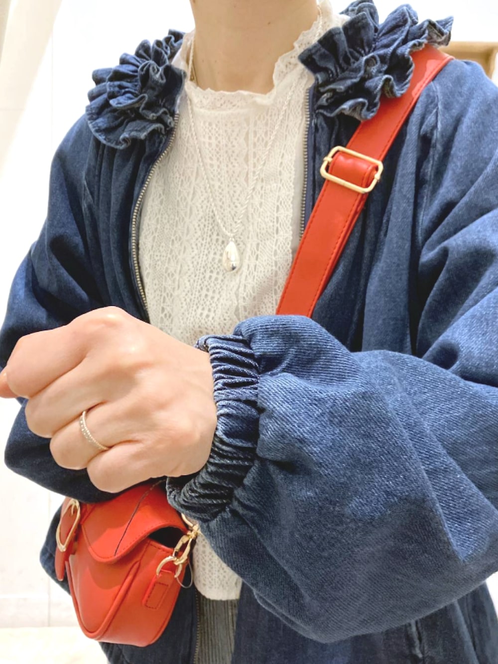 ブルー系のブルゾン、ブルー系のデニムパンツ、ホワイト系のシャツ/ブラウスを着用したレディースの冬コーディネートの3枚目の写真