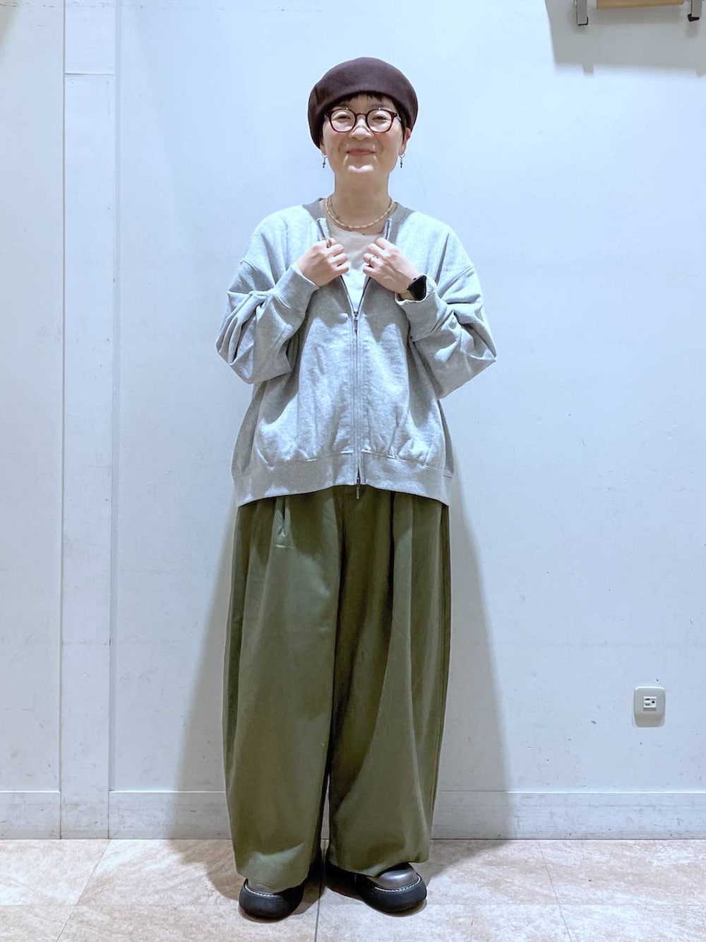 グレー系のスウェット、グリーン系のその他パンツ、その他のその他シューズを着用したレディースの秋コーディネートの5枚目の写真