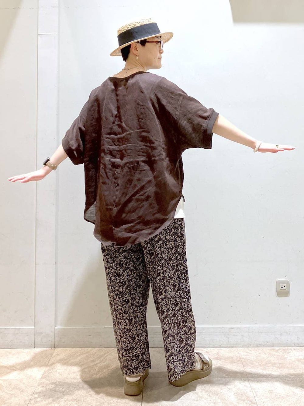 その他のサンダル、ブラウン系のシャツ/ブラウス、ブラック系のデニムパンツを着用したレディースの夏コーディネートの4枚目の写真