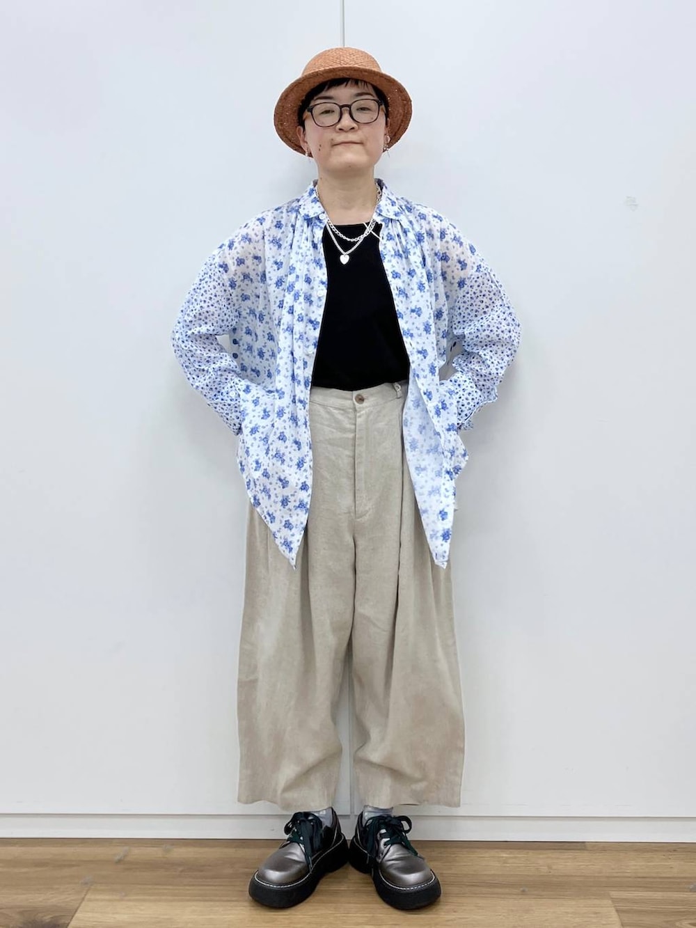 その他のその他シューズ、ブラック系のタンクトップ、ベージュ系のその他パンツを着用したレディースの春コーディネートの2枚目の写真