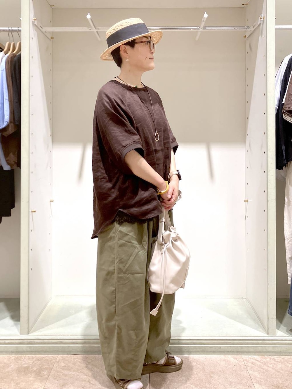その他のサンダル、グリーン系のその他パンツ、ブラウン系のシャツ/ブラウスを着用したレディースの夏コーディネートの2枚目の写真