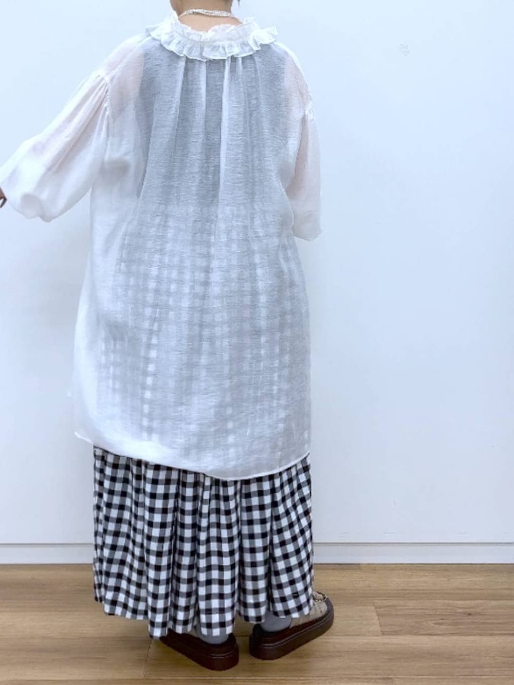 ブラック系のタンクトップ、ベージュ系のサンダル、その他のスカートを着用したレディースの春コーディネートの6枚目の写真