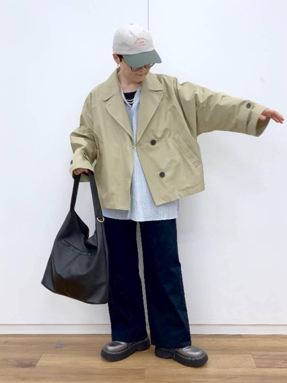 ブラック系のタンクトップ、ブルー系のシャツ/ブラウス、ブルー系のその他パンツを着用したレディースの春コーディネートの5枚目の写真