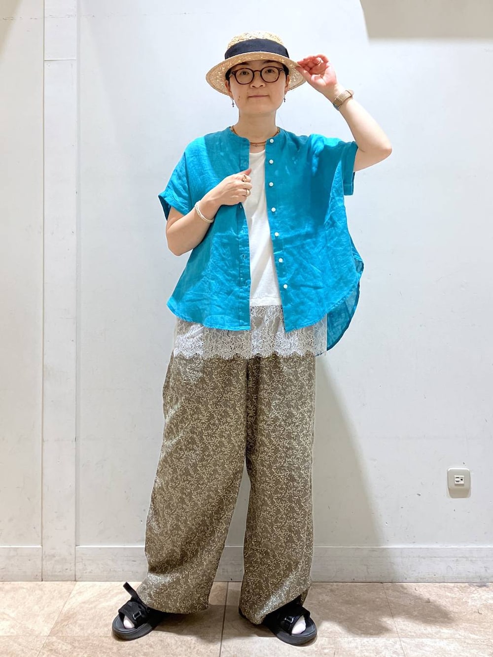 グリーン系のデニムパンツ、ホワイト系のTシャツ/カットソー、その他のネックレスを着用したレディースの夏コーディネートの5枚目の写真