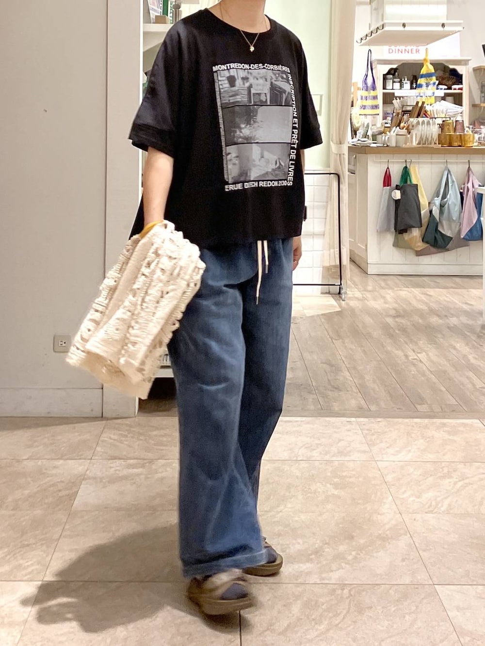 その他のサンダル、ベージュ系のベスト、ブルー系のデニムパンツを着用したレディースの夏コーディネートの5枚目の写真