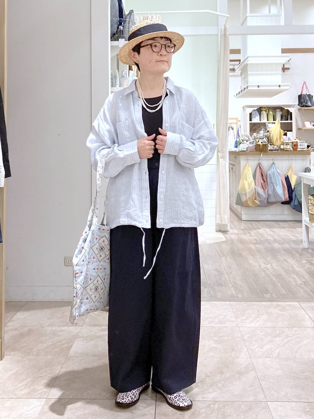 ホワイト系のパンプス、その他のイヤリング、ホワイト系のネックレスを着用したレディースの春コーディネートの3枚目の写真