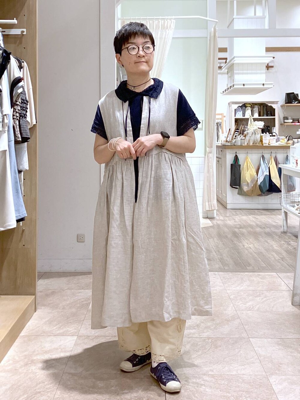 ブルー系のTシャツ/カットソー、ベージュ系のワンピース、ベージュ系のその他パンツを着用したレディースの夏コーディネートの2枚目の写真