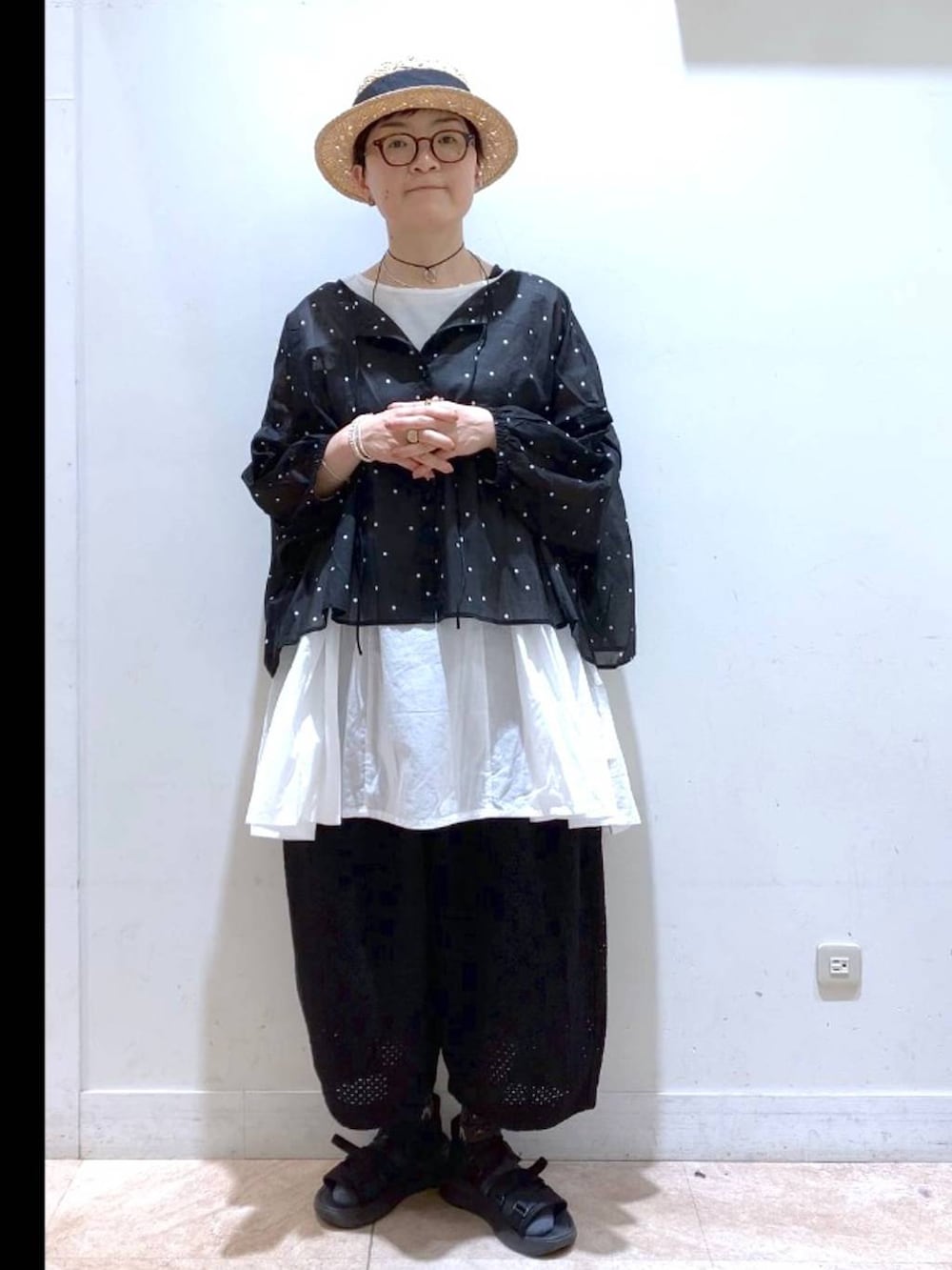 ブラック系のタンクトップ、その他のシャツ/ブラウス、ブラック系のその他パンツを着用したレディースの春コーディネートの7枚目の写真