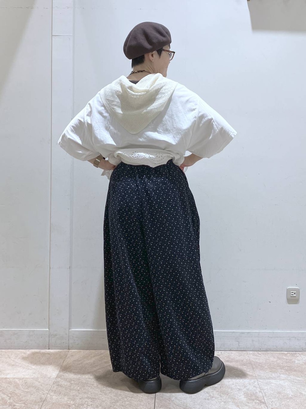ブルー系のその他パンツ、ホワイト系のTシャツ/カットソー、その他のその他シューズを着用したレディースの秋コーディネートの5枚目の写真