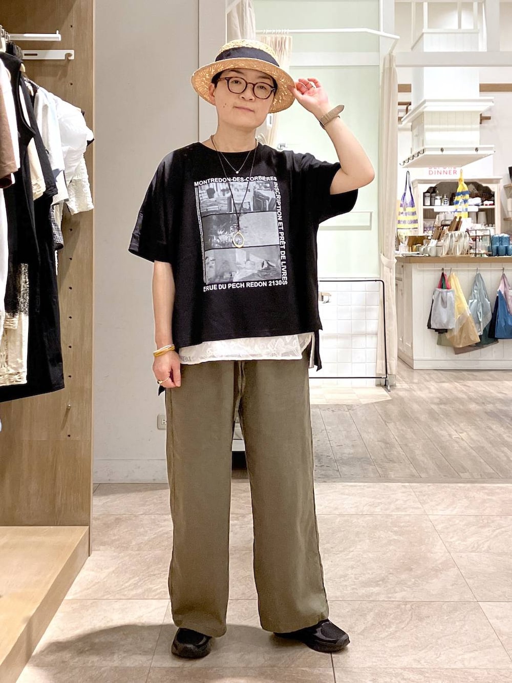 グリーン系のその他パンツ、ブラック系のTシャツ/カットソー、その他のネックレスを着用したレディースの夏コーディネートの2枚目の写真