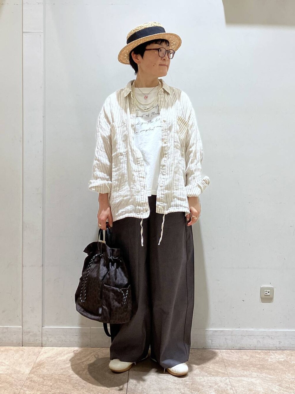 その他のシャツ/ブラウス、その他のその他パンツ、ブラウン系のトートバッグを着用したレディースの春コーディネートの5枚目の写真