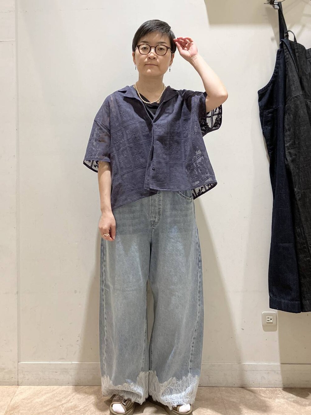 ブルー系のデニムパンツ、グレー系のシャツ/ブラウス、その他のサンダルを着用したレディースの夏コーディネートの6枚目の写真