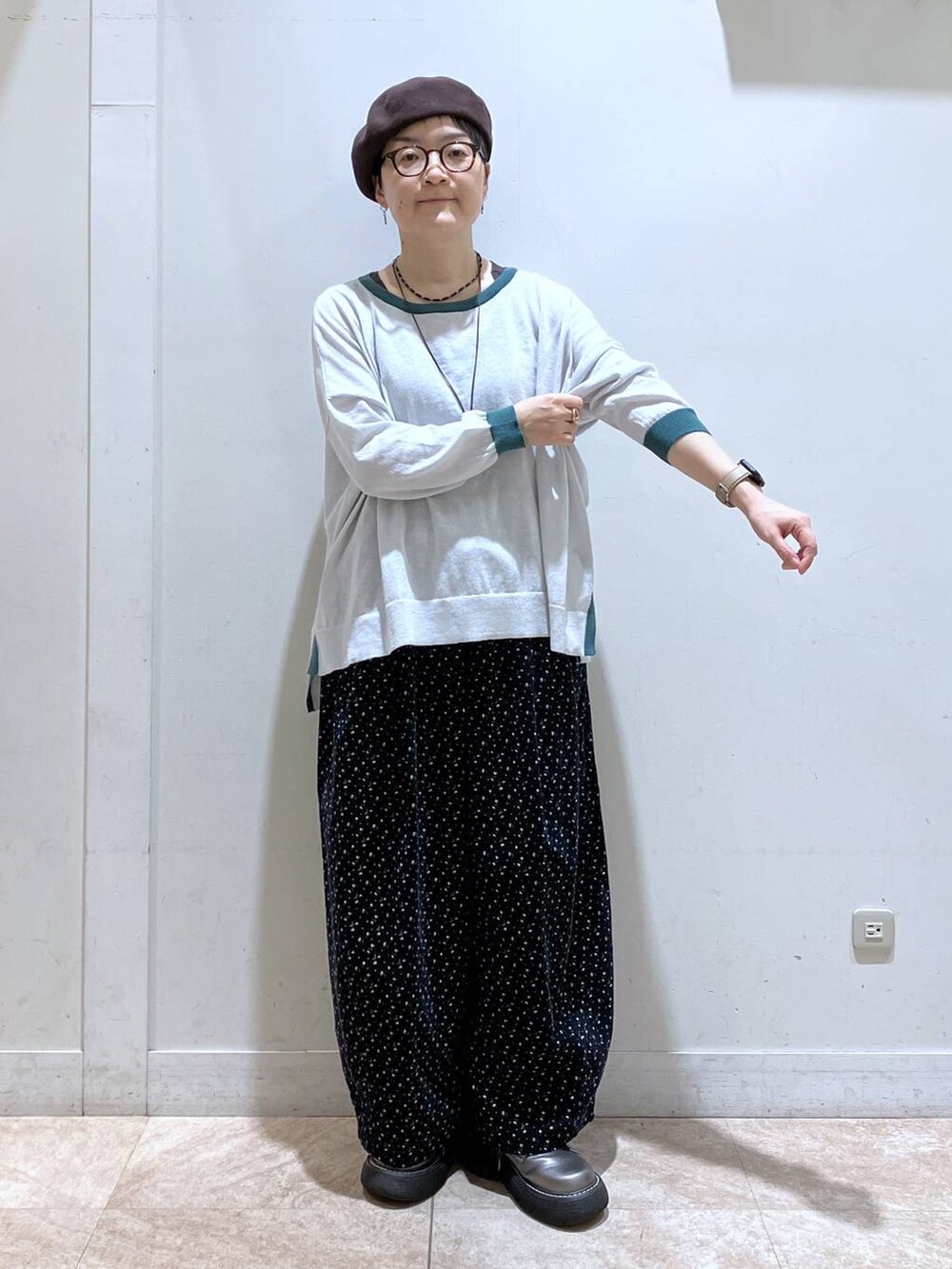 ブルー系のその他パンツ、その他のその他シューズ、グレー系のニット/セーターを着用したレディースの秋コーディネートの2枚目の写真