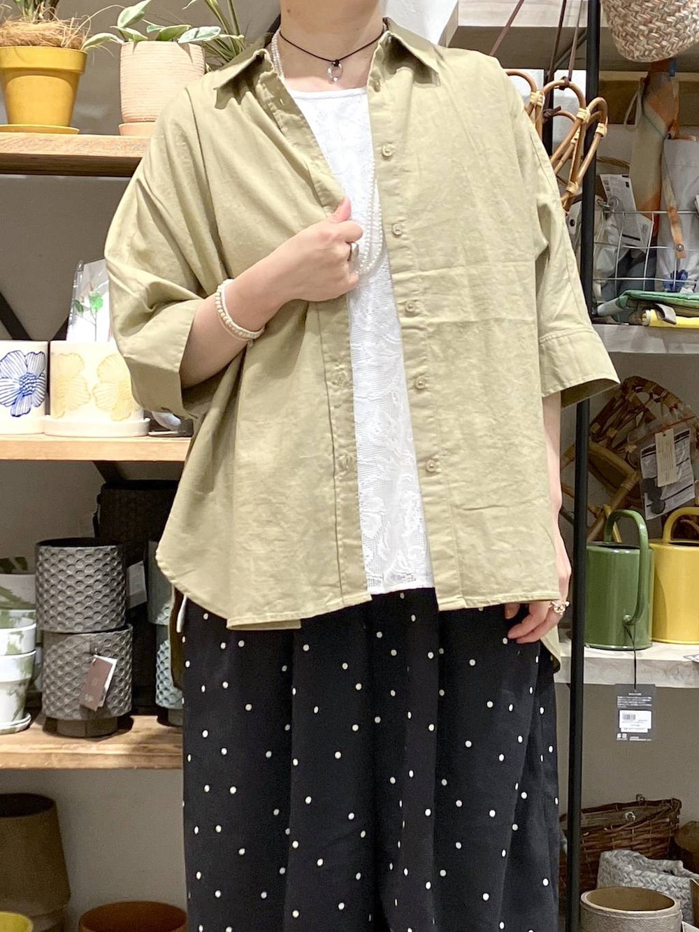 ベージュ系のシャツ/ブラウス、グレー系のタンクトップ、その他のその他パンツを着用したレディースの春コーディネートの2枚目の写真