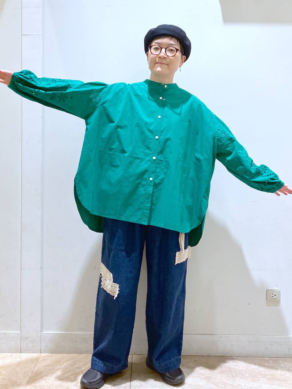 ブルー系のデニムパンツ、グリーン系のシャツ/ブラウス、グレー系のハンチング/ベレー帽を着用したレディースの夏コーディネートの7枚目の写真