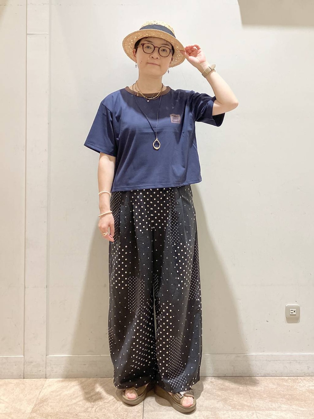ブルー系のTシャツ/カットソー、その他のサンダル、ブラック系のその他パンツを着用したレディースの夏コーディネートの5枚目の写真