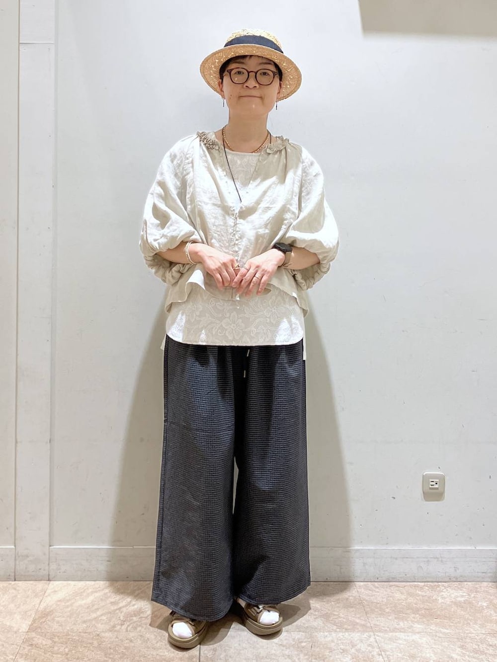 その他のサンダル、その他のその他パンツ、グレー系のタンクトップを着用したレディースの夏コーディネートの4枚目の写真