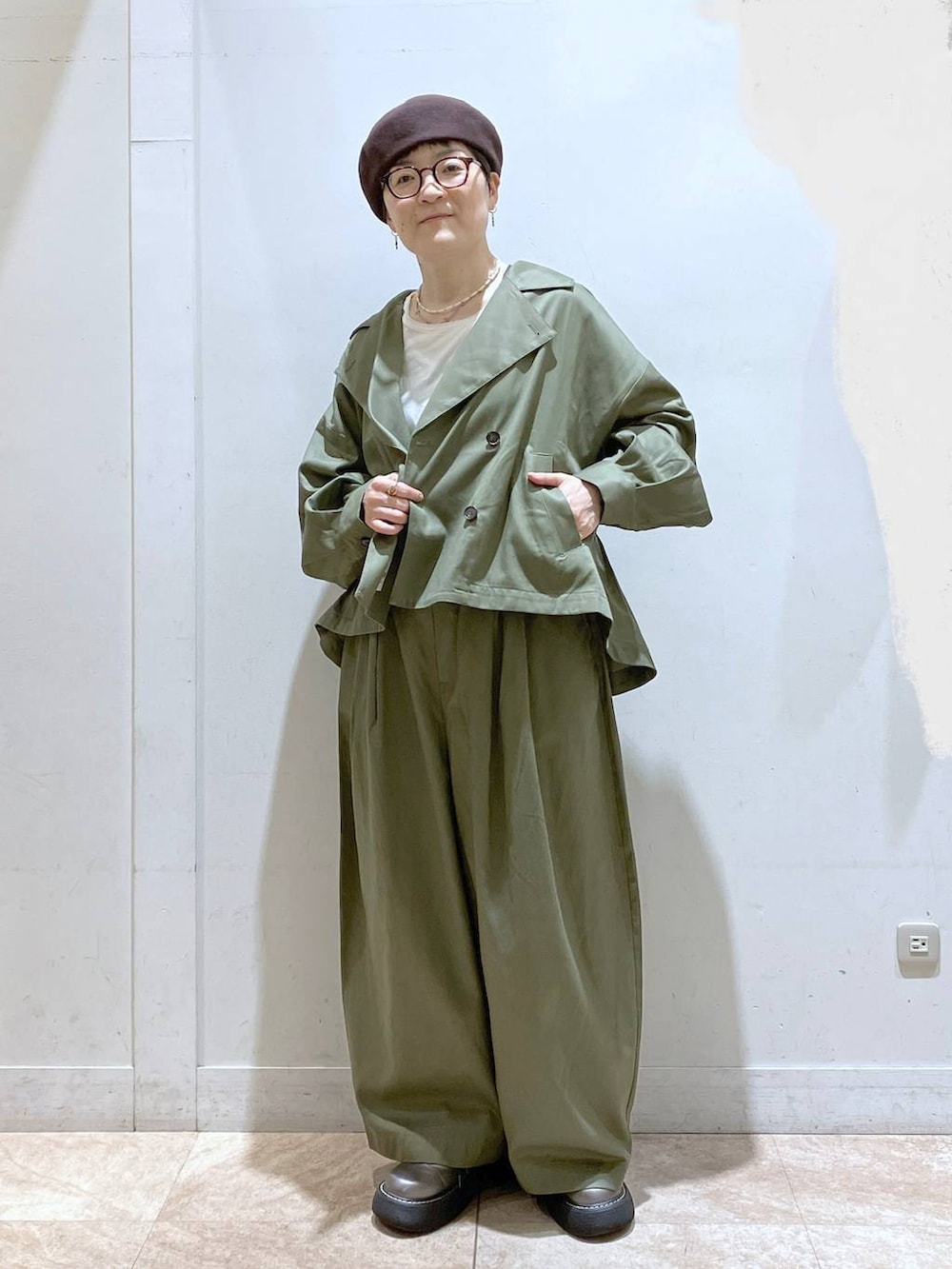 グリーン系のその他パンツ、グリーン系のトレンチコート、その他のその他シューズを着用したレディースの秋コーディネートの4枚目の写真