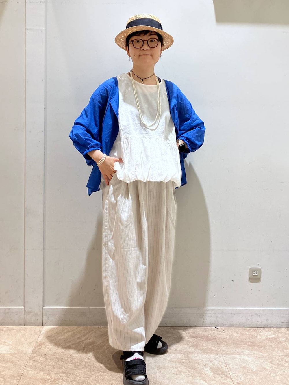 ブラック系のタンクトップ、その他のその他パンツ、ブルー系のシャツ/ブラウスを着用したレディースの春コーディネートの3枚目の写真