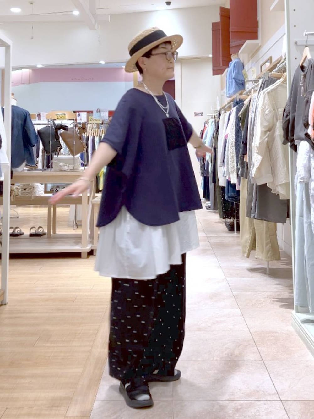 その他のその他パンツ、ブルー系のTシャツ/カットソー、ホワイト系のシャツ/ブラウスを着用したレディースの春コーディネートの3枚目の写真