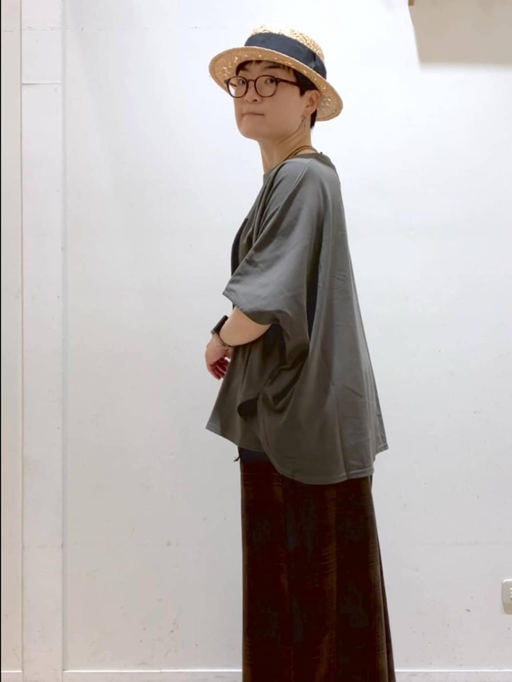 その他のサンダル、グリーン系のTシャツ/カットソー、ブラック系のTシャツ/カットソーを着用したレディースの夏コーディネートの2枚目の写真