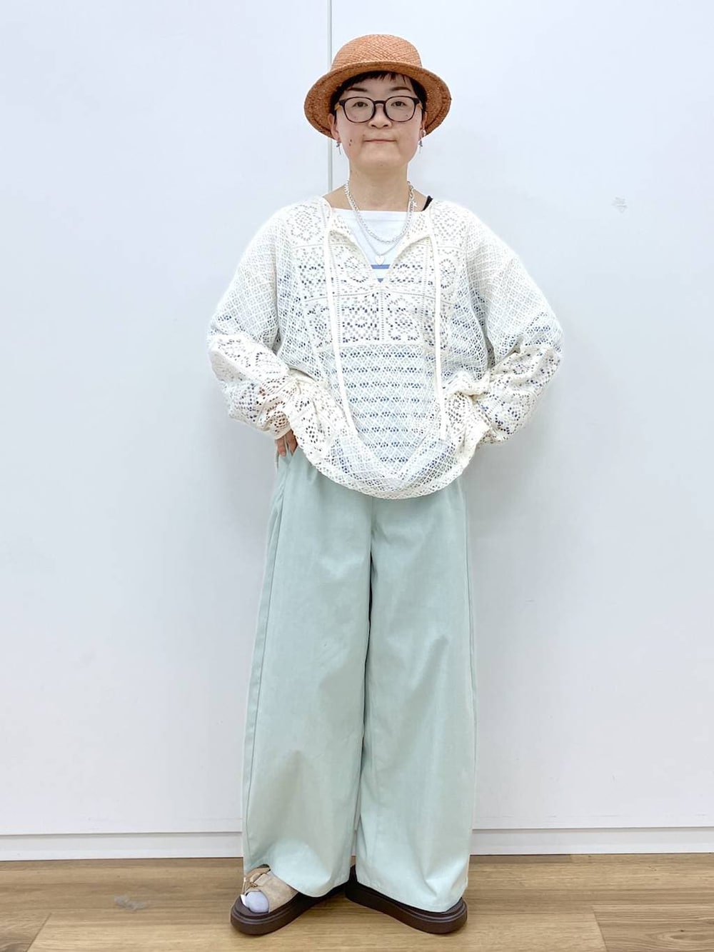 ブラック系のタンクトップ、ブルー系のTシャツ/カットソー、ベージュ系のサンダルを着用したレディースの春コーディネートの5枚目の写真