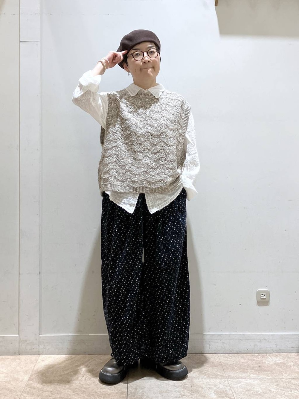 ブルー系のその他パンツ、ホワイト系のシャツ/ブラウス、ベージュ系のベストを着用したレディースの秋コーディネートの6枚目の写真