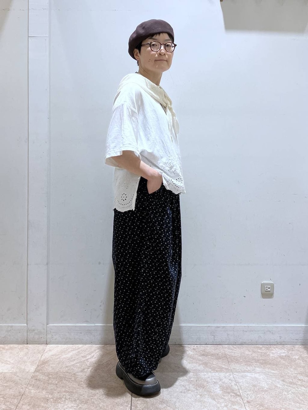 ブルー系のその他パンツ、ホワイト系のTシャツ/カットソー、その他のその他シューズを着用したレディースの秋コーディネートの4枚目の写真