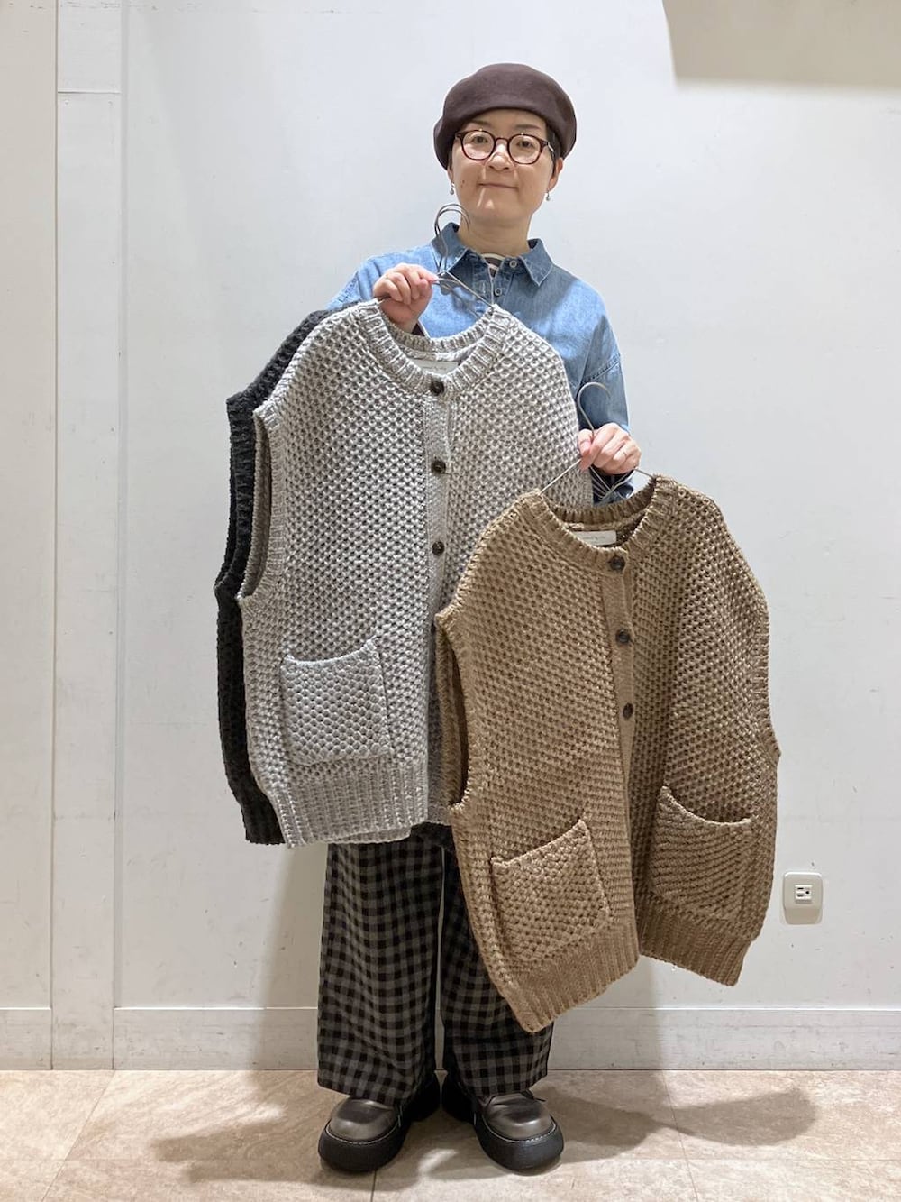 グレー系のニット/セーター、ブルー系のシャツ/ブラウス、その他のその他シューズを着用したレディースの秋コーディネートの2枚目の写真