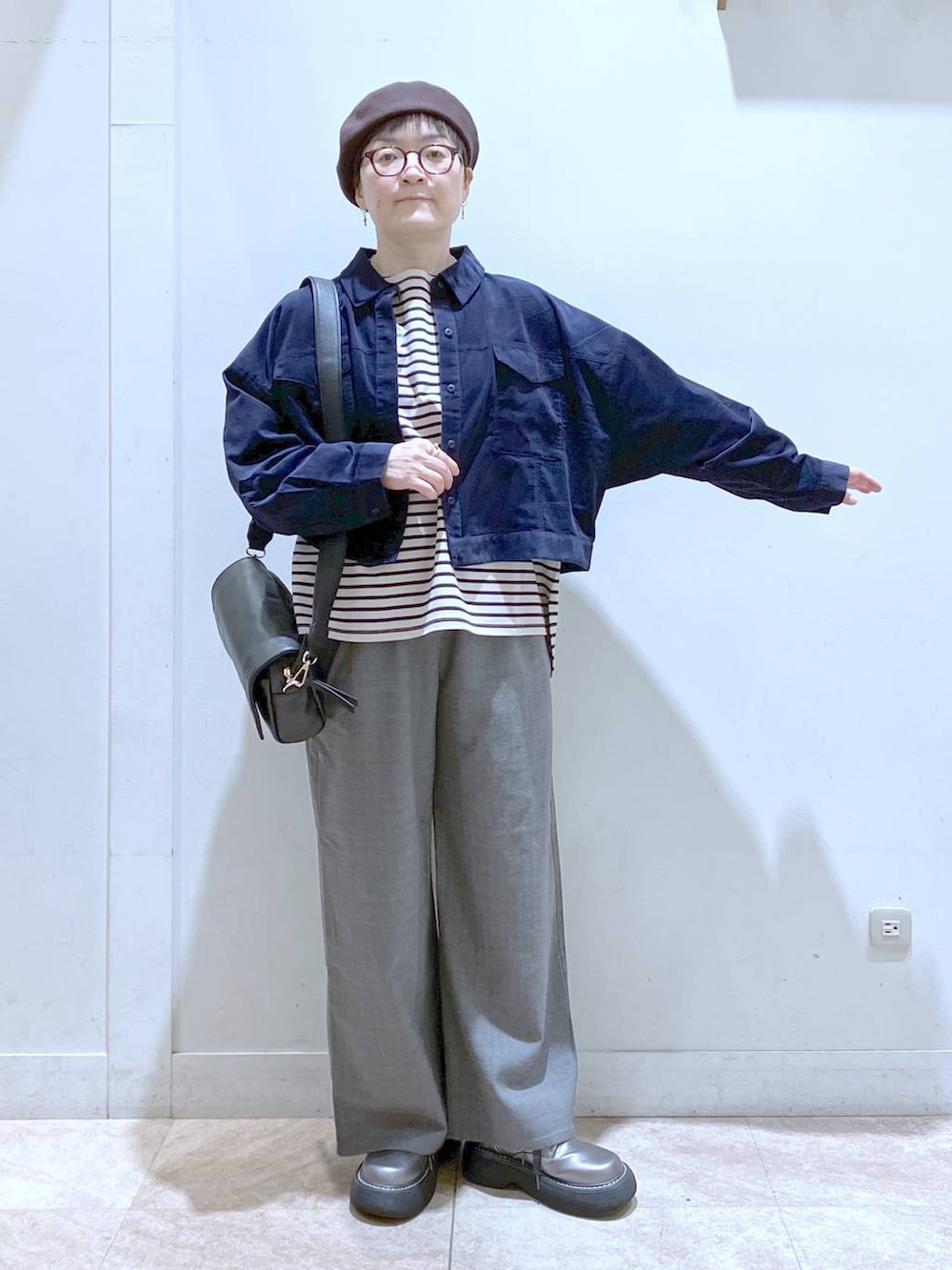 ブルー系のシャツ/ブラウス、その他のその他シューズ、その他のTシャツ/カットソーを着用したレディースの秋コーディネートの3枚目の写真
