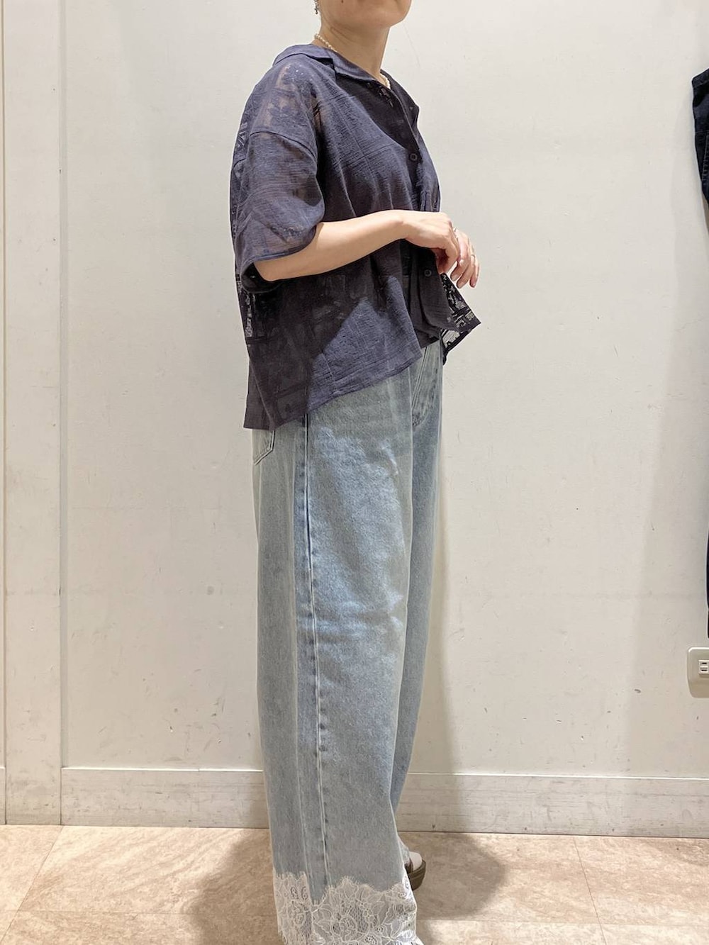 ブルー系のデニムパンツ、グレー系のシャツ/ブラウス、その他のサンダルを着用したレディースの夏コーディネートの4枚目の写真