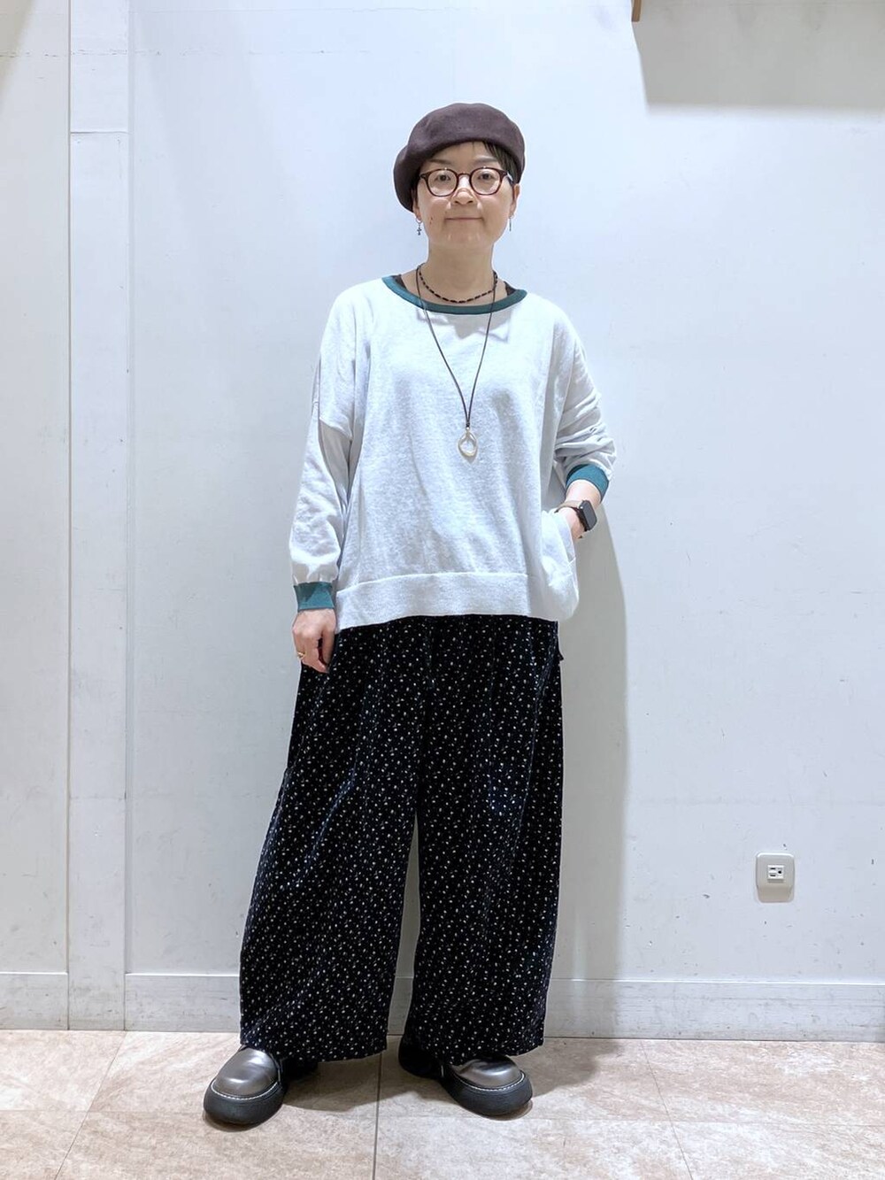 ブルー系のその他パンツ、その他のその他シューズ、グレー系のニット/セーターを着用したレディースの秋コーディネートの5枚目の写真
