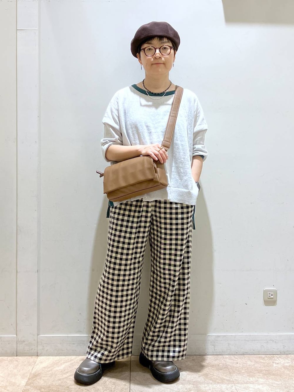 その他のその他シューズ、ブラウン系のショルダーバッグ、グレー系のニット/セーターを着用したレディースの秋コーディネートの7枚目の写真