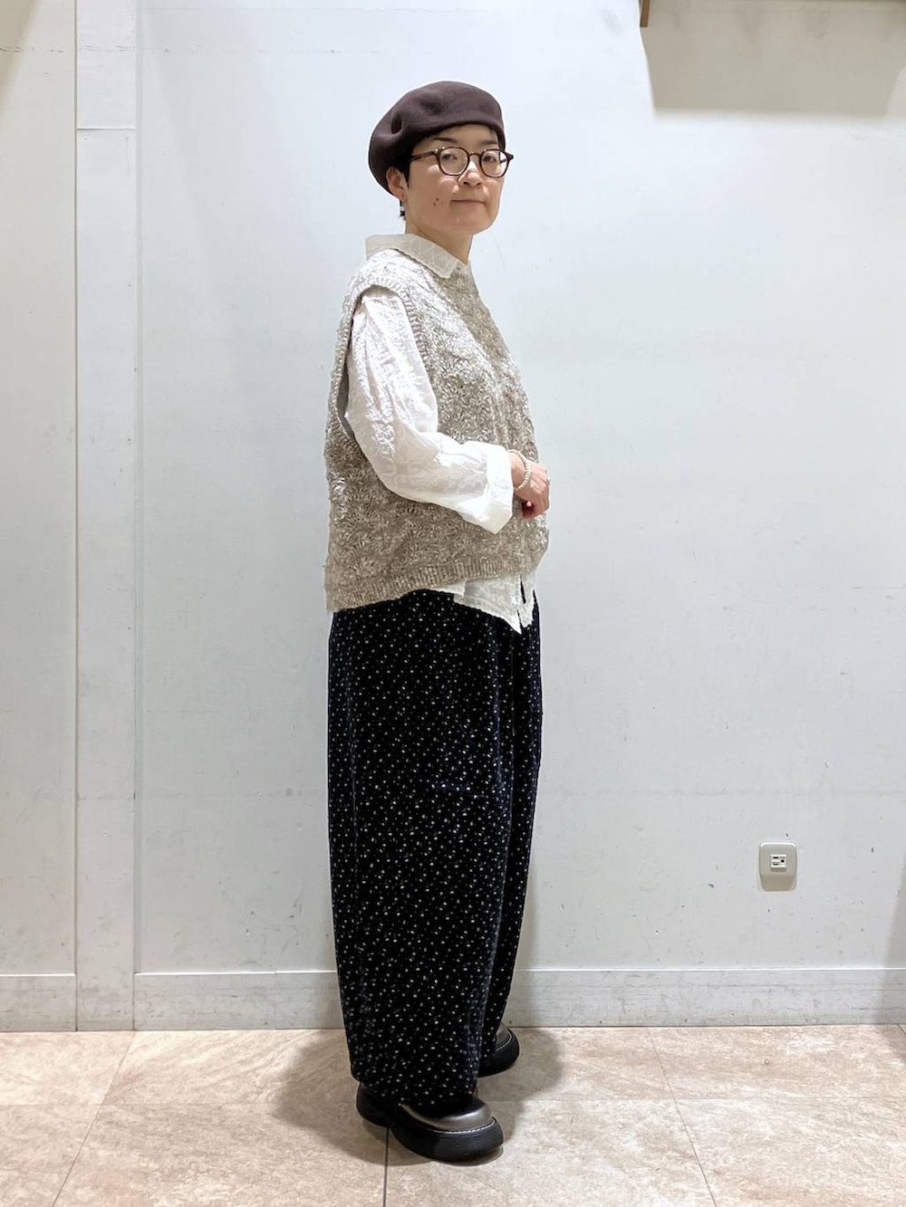 ブルー系のその他パンツ、ホワイト系のシャツ/ブラウス、ベージュ系のベストを着用したレディースの秋コーディネートの3枚目の写真