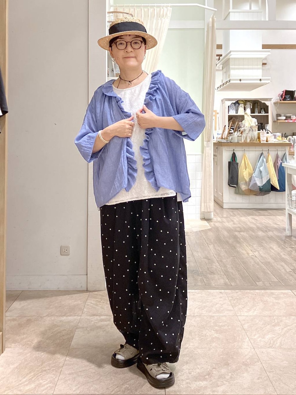 ベージュ系のサンダル、その他のその他パンツ、グレー系のソックス/靴下を着用したレディースの夏コーディネートの5枚目の写真