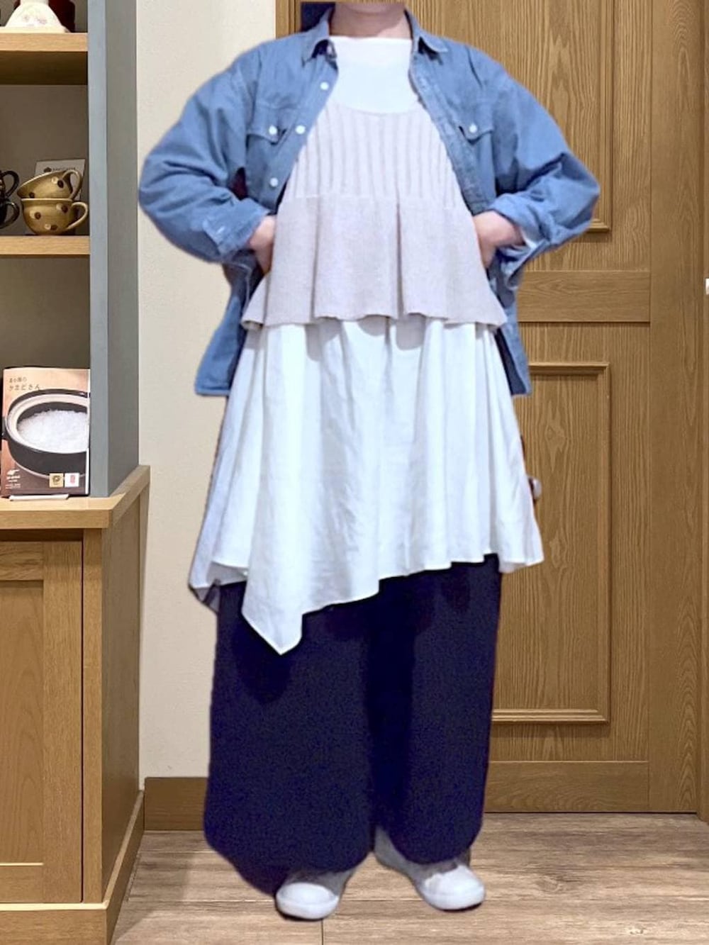 ベージュ系のチュニック、ブルー系のシャツ/ブラウス、ブルー系のその他パンツを着用したレディースの春コーディネートの4枚目の写真