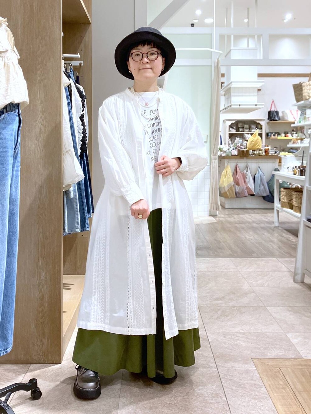 その他のその他シューズ、その他のTシャツ/カットソー、その他のイヤリングを着用したレディースの春コーディネートの2枚目の写真