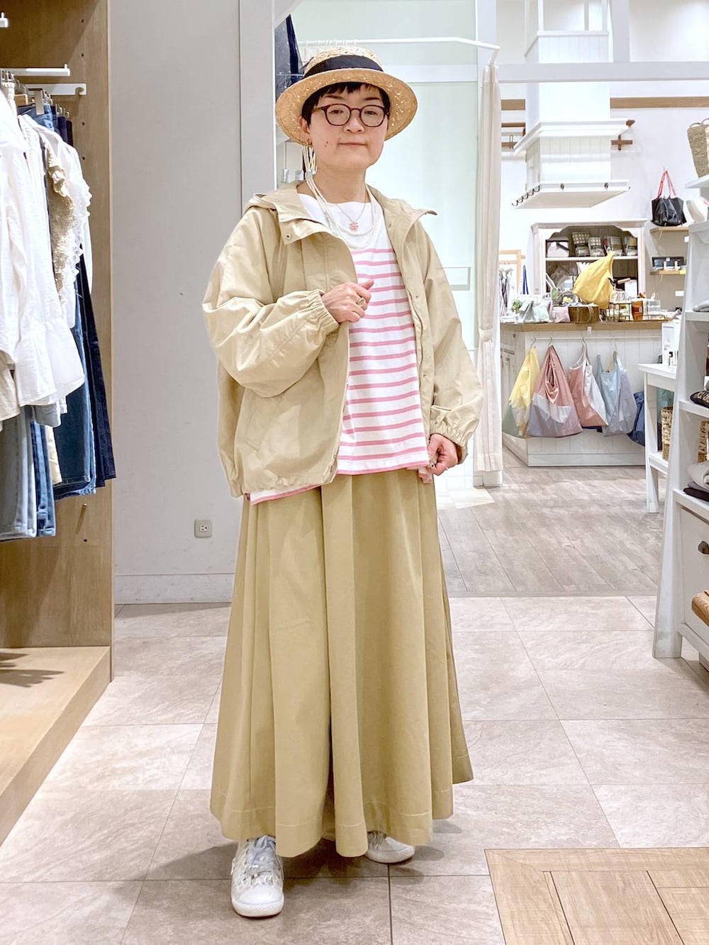 ベージュ系のマウンテンパーカー、その他のTシャツ/カットソー、その他のイヤリングを着用したレディースの春コーディネートの2枚目の写真