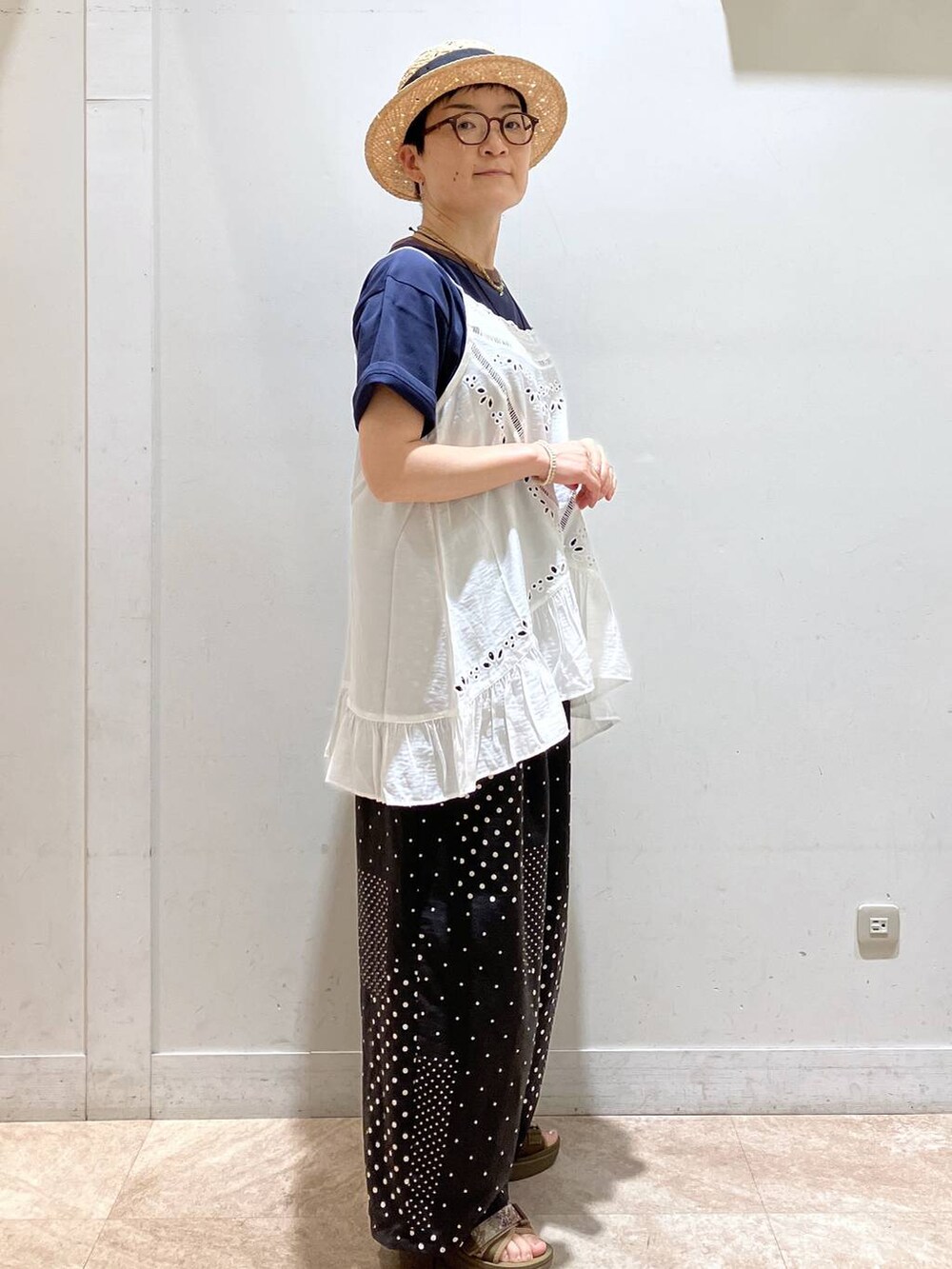 ブルー系のTシャツ/カットソー、その他のサンダル、ブラック系のその他パンツを着用したレディースの夏コーディネートの4枚目の写真