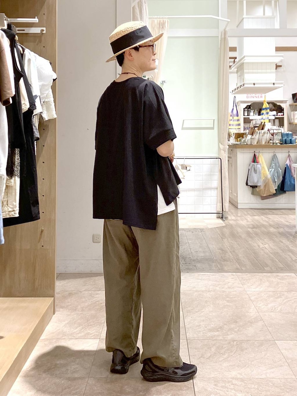 グリーン系のその他パンツ、ブラック系のTシャツ/カットソー、その他のネックレスを着用したレディースの夏コーディネートの4枚目の写真