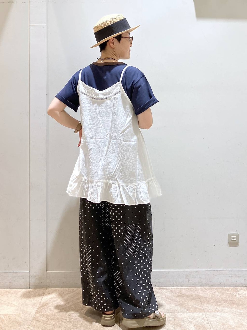 ブルー系のTシャツ/カットソー、その他のサンダル、ブラック系のその他パンツを着用したレディースの夏コーディネートの5枚目の写真