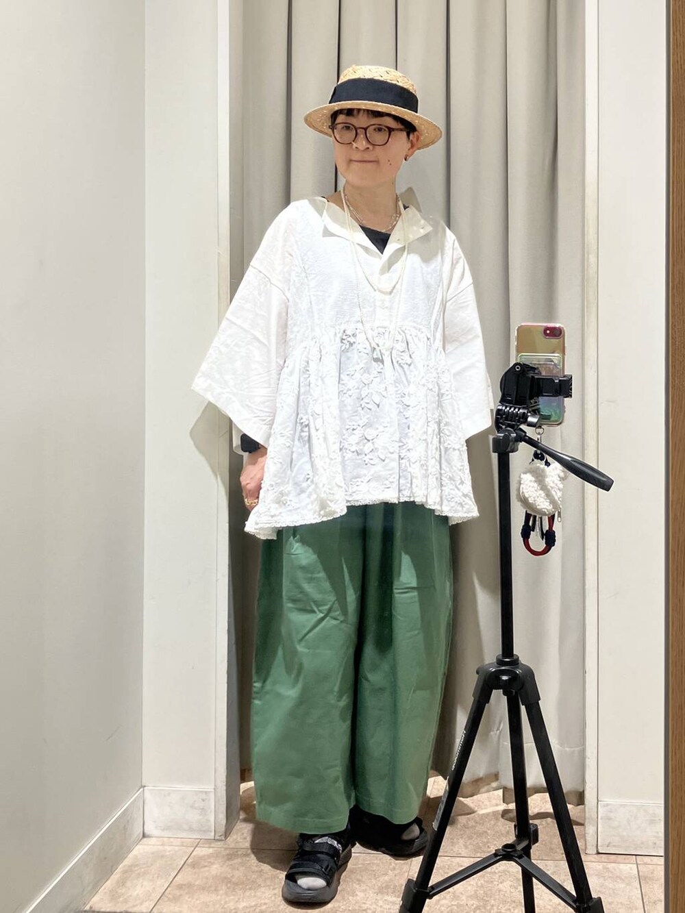 ホワイト系のシャツ/ブラウス、その他のタンクトップ、ホワイト系のネックレスを着用したレディースの春コーディネートの2枚目の写真