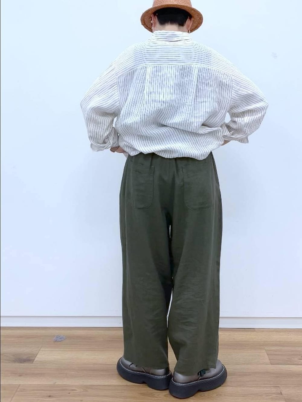 その他のその他シューズ、ブラック系のタンクトップ、グリーン系のその他パンツを着用したレディースの春コーディネートの7枚目の写真